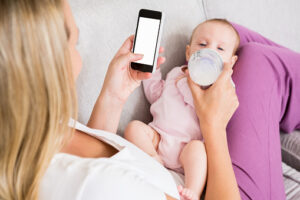 Mjekët apel prindërve: Mbani fëmijët larg telefonit!