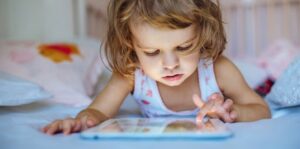 Zero orë para ekranit për fëmijët 0-2 vjeç-thotë Organizata Botërore e Shëndetësisë