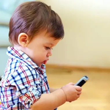 10 arsyet pse fëmijët duhet të mbahen larg teknologjisë