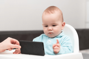 A është i dëmshëm rrezatimi i telefonit për foshnjat?